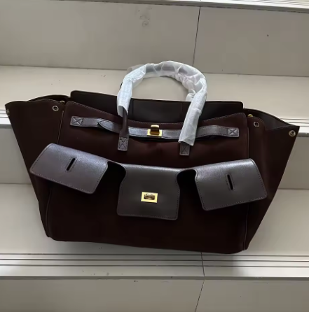 女用真皮手提包  材質：牛皮 容量：大 顏色：中性色 設計：機車風翼型造型 款式：女用腋下斜背包 型號：2025年新款